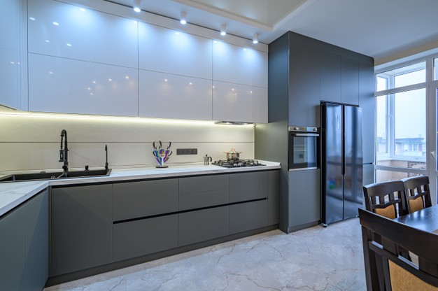 interior-luxuoso-da-cozinha-moderna-em-branco-e-cinza-escuro_97070-1939