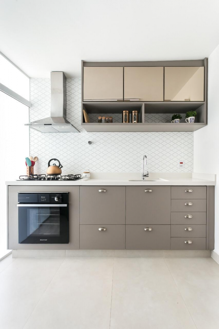 Uma cozinha clara é uma ótima opção para quem busca uma decoração clean e moderna. O quartzo branco é uma pedra industrializada que se adapta a diferentes ambientes.